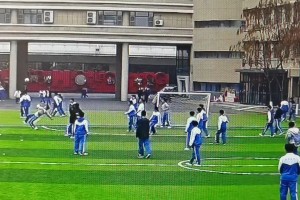 能吹一輩子！小伙子這一腳倒鉤，成了全校男生心中的神